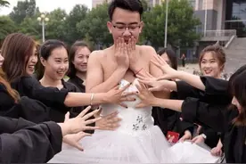 大学“婚纱”毕业照走红，男扮女装做新娘，聚万千宠爱于一身图片