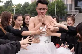 大学“婚纱”毕业照走红，男扮女装做新娘，聚万千宠爱于一身图片