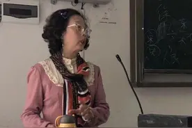 大学老师变身“行走的衣柜”，时尚但不夸张，成功吸引学生注意力图片