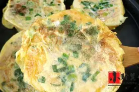 教你做玉米面鸡蛋饼，筷子一搅，松软咸香，孩子点名要吃，真解馋图片