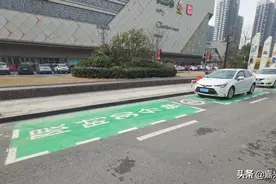 桐乡市区推出“绿色停车位”，30分钟内可免费停车，市民纷纷叫好图片