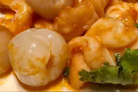 新鲜荔枝吃不完，来做个荔枝虾球试试？酸甜开胃，一家人都爱吃图片