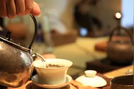 初级茶艺师工作技能培训：第一节礼仪(仪表)（1）图片
