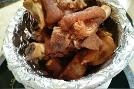 广西大叔卖“木桶猪脚”，连骨头都炸到酥脆，一天能卖500桶图片