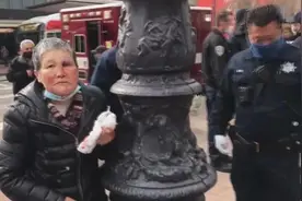 75岁美国华裔奶奶反击袭击者 抄起木棍将白人男子打上担架图片