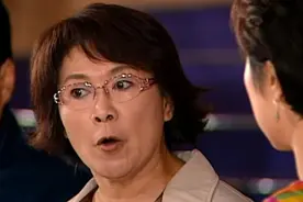 李司棋71岁大寿，大方请好友吃私房菜，晚年独居豪宅女儿长居国外图片