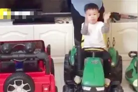 5岁萌娃开玩具车，完美倒车入库，网友：这技术一看就是老司机图片