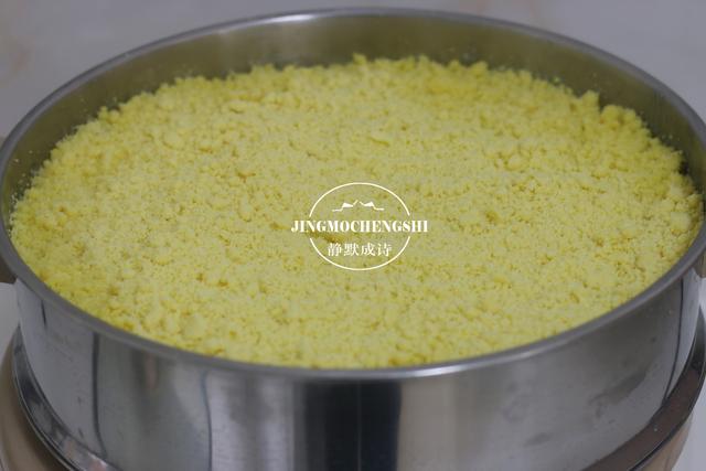 黄米面红枣年糕，面和枣各两层，软糯香甜，北方过年必备食物