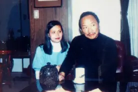 古龙一生纵情酒色，三段婚姻都无疾而终，身患恶疾仍不肯戒酒图片