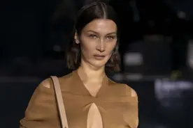 哈迪德姐妹Gigi和Bella，与卡戴珊的家族明星肯达尔走巴宝莉秀图片