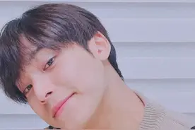 SEVENTEEN金珉奎今日份吃播时候的素颜，不带妆也是发光的门面呀图片