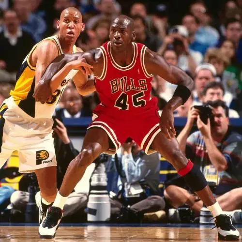 NBA纪实连载27:98年带领内忧外患的公牛三连冠，乔丹彻底封神上卷