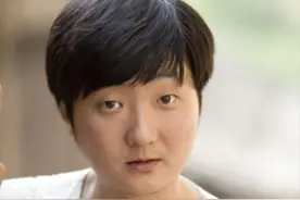 王大治被曝与妻女街头吃饭，脚踩拖鞋翘二郎腿，被拍后赶忙挡脸图片