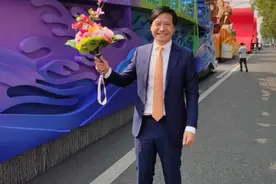 两年前国庆雷军上了巡游花车，今捐出2百多亿，投资千亿去做实业图片