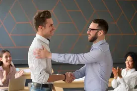 关系好的领导调走了，现任领导却对自己很冷淡，怎么办？图片