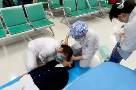 兰州大学第一医院门诊部举行“门诊患者突发呼吸心跳骤停”应急演练图片