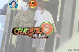 周冬雨被传恋情后首亮相，白色露肩短裙秀少女腿，身材骨感不干瘪图片