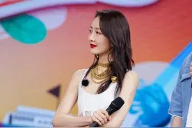 王鸥好身材真任性，穿蕾丝背心上活动还不够，露出两条带子看不懂图片