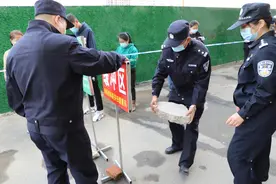 上中学的女儿给抗疫一线的爸爸发来这样的微信图片