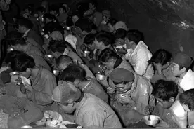 《抗美援朝的往事》：美军战俘集中营是座人间地狱图片