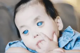 记得“蓝眼睛”的中国女孩吗？在国内遭遗弃，却被美国人养成天使图片