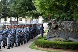 战洪水再现上甘岭“一个苹果”场景，黄继光连现任连长秦琪：抗洪打仗都能打赢图片