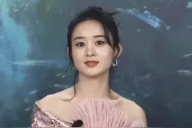 33岁赵丽颖难逃“中年魔咒”，一袭粉裙优雅高贵，再看脸：发腮了图片