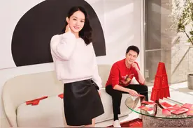 赵丽颖冯绍峰罕见秀恩爱？牵手逛街甜似新婚，冯绍峰护妻举动被赞图片