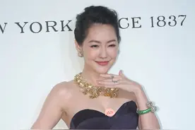 小S身材真不是吹的，穿黑色抹胸连衣裙露长腿，怎么看都不止158图片