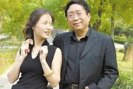 余秋雨“抛妻弃子”，和20多岁女演员再婚，如今依旧无儿无女图片
