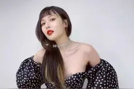 泫雅穿吊带短裙开衩至腿根，坐男友怀里亲密合照，男方面容显疲惫图片