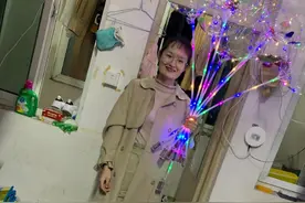 为坚强点赞！郑州大学生校园卖花救母，收获阿里巴巴天天正能量特别奖图片