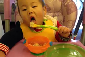 宝宝吃“大人饭”越早越好？难怪宝宝脾胃虚弱难发育，别大意！图片