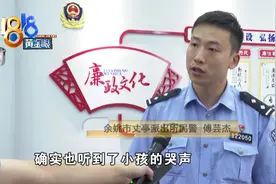 厕所里发现弃婴，民警脱下警服包裹紧急送医图片