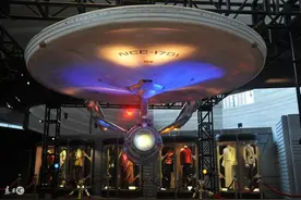 小说：太空探秘主播，操控机甲与巨型机械战士对战图片