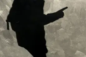 嫌吃饭慢，女子竟用木棍铁管殴打6岁女儿致死！还曾拧烂孩子耳朵图片