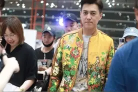 靳东的“花开富贵”外套要火？42岁嫩回22岁，老干部越来越时髦图片