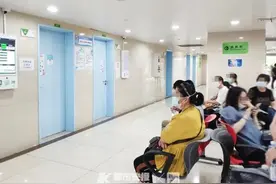 25岁姑娘一觉醒来身上长出红疙瘩，奇痒无比！医生说和夏天很多人都用的它有关图片