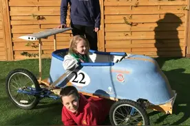 英国工程师父亲带两兄弟在家用浴缸自制卡丁车图片