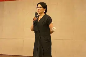 袁立与民工搂肩似哥们，《铁齿铜牙纪晓岚》的杜小月变发福大妈了图片