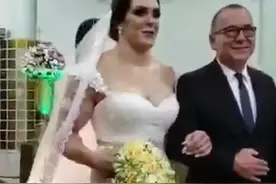 肌肉新娘婚礼现场大秀身材，引发尖叫，网友：他们婚后应该很恩爱图片