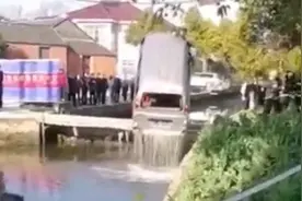 醉驾还是疲劳驾？江苏扬中一面包车落水沉没，驾驶员溺水身亡！视频封面