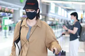 张馨予现身机场，穿超短裤秀白嫩细腿，身材苗条不似孩子妈图片