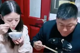 谢永强和媳妇太寒酸？泡面下饭吃得津津有味，美娇妻脸上洋溢幸福图片
