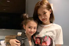 最美混血女孩现状如何？化浓妆、秀身材，才10岁却打扮得像贵妇图片