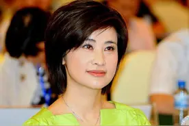 “凤凰卫视一姐”吴小莉，才貌双全为何却嫁给了大25岁流浪歌手？图片