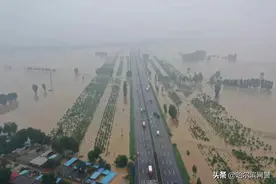 新乡！数百名群众被洪水围困，民警连夜救援！图片