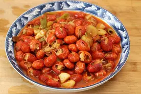 虾尾明明都是肉，为啥比整只小龙虾便宜？内行人：都是套路图片