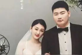 大衣哥儿媳翻车，坐购物车逛超市被嘲没素质，戴钻戒美甲下田太假图片