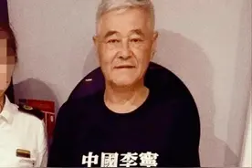 63岁赵本山坐高铁被偶遇，身穿国货太亮眼，近照瘦到认不出？图片